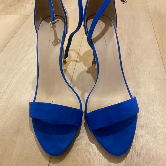 These heels are blue suede with a gold heel. Size 40. Good condition! - Picture 3 of 3